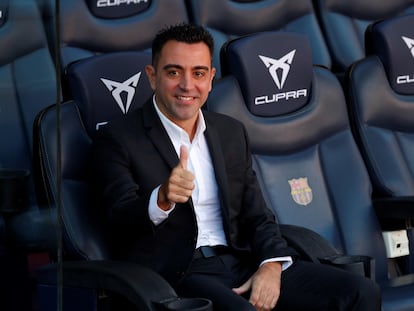 Xavi Hernández en el banquillo del Camp Nou tras finalizar su presentación como nuevo entrenador del FC Barcelona.