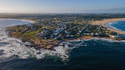 Vista aérea del complejo turístico y el faro de José Ignacio, en Punta del Este (Uruguay).