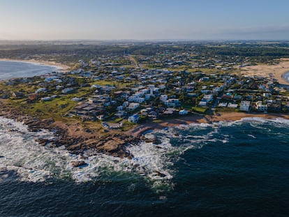 Vista aérea del complejo turístico y el faro de José Ignacio, en Punta del Este (Uruguay).