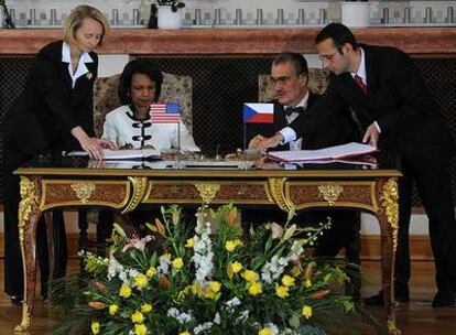 Condoleezza Rice (izquierda) y Karel Schwarzenberg, en la firma del acuerdo de instalación del radar.