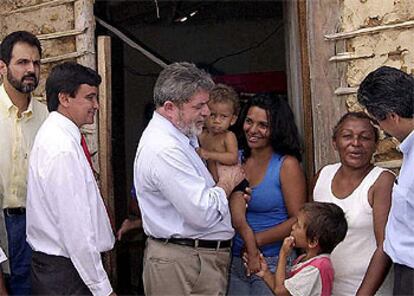 Lula visita en enero de 2003 una favela de la ciudad de Teresina, en el norte de Brasil.