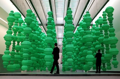 Dos hombre observan la obra de la artista surcoreana Choi Jeong-Hwa titulada 'Burbuja Hubble', en la exposición 'Transformers' del museo MAXXI de Roma (Italia).