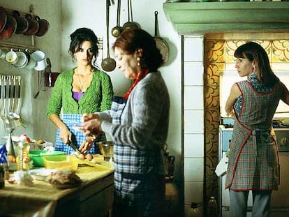 Carmen Maura, en primer término, con Penélope Cruz, a la izquierda, y Lola Dueñas en <i>Volver.</i>