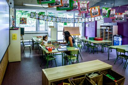 Antonella y su maestra en el aula de la escuela Vila-romà de Palamós.