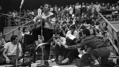 El cantautor Raimon en un recital en la Facultad de Económicas y Políticas de la Universidad de Madrid, el 18 de mayo de 1968.