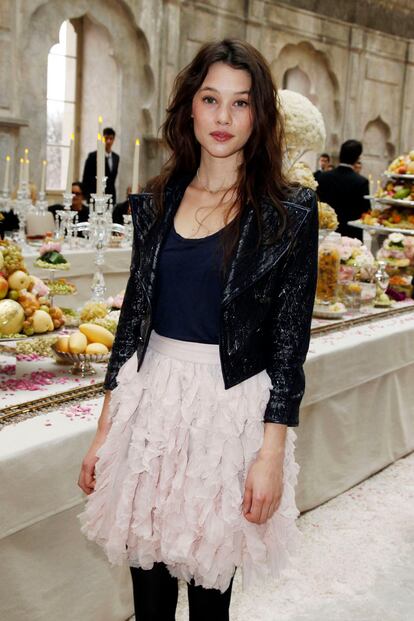 Astrid Bergès-Frisbey con falda de la colección Primavera-Verano 2012 y blazer Crucero 2012.