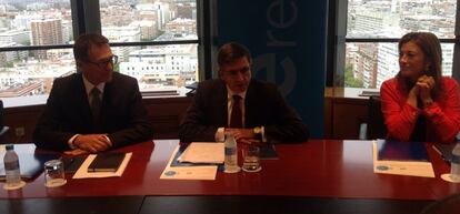 José Luis Blasco, socio responsable de gobierno, riesgo y cumplimiento de KPMG en España; Francisco Román, presidente de Vodafone y de la Fundación Seres, y Ana Sainz, directora de la Fundación Seres, durante la presentación del II Manual de RSC.