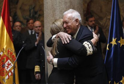 Trinidad Jimenez (L) abraza al nuevo Ministro Jose Manuel García-Margallo.