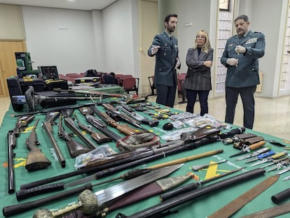 La delegada del Gobierno, Eugenia Gómez de Diego, junto a dos mandos de la Guardia Civil y parte del armamento intervenido en la operación KARR1, este miércoles.