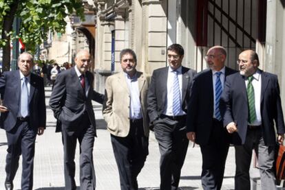 Jesús Eguiguren (con chaqueta clara, agarrado por Rodolfo Ares), caminando ayer a la derecha del <i>lehendakari,</i> Patxi López.