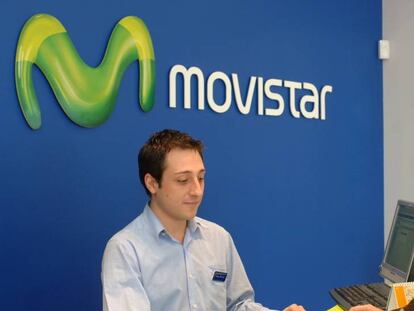 Un cliente es atendido en una tienda de Movistar.,