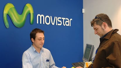 Un cliente es atendido en una tienda de Movistar.,