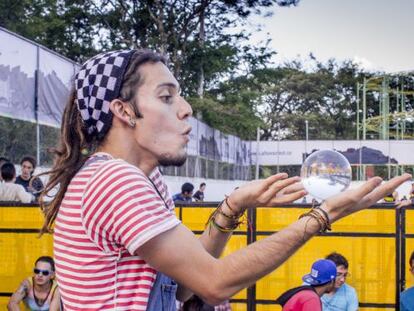 Un joven hace malabares con una esfera de cristal en el Festival Altavoz de Medellín.