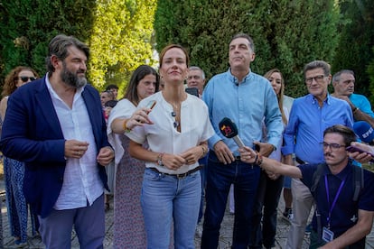 Isabel Pérez Moñiño, portavoz de VOX de Agenda España y Samuel Vázquez, portavoz nacional de Seguridad e Inmigración de VOX, hacen declaraciones durante una rueda de prensa en el parque Sementales en Alcalá de Henares en Madrid. 