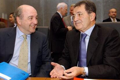 El comisario de Asuntos Económicos, Joaquín Almunia (izquierda), con el presidente de la Comisión, Romano Prodi.