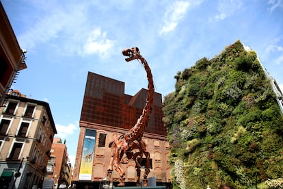 Replica del esqueleto de un 'patagotitan mayorum' a las puertas de CaixaForum Madrid, este miércoles.