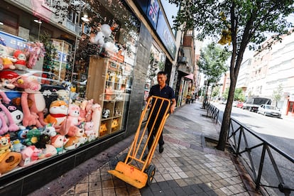 Un trabajador en Madrid, este martes.