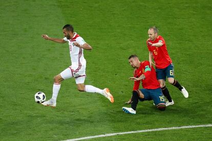 El marroquí Khalid Boutaib se va de Sergio Ramos y Andrés Iniesta en su camino al primer gol.