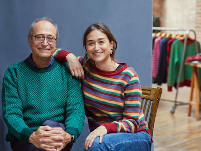 Amadeu y Gemma Barbany posando con jerséis de IAIOS en Dracs, su conceptstore en Granollers.