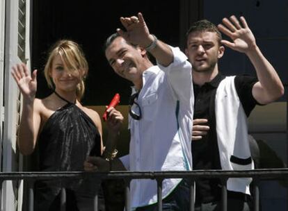 Cameron Diaz, Antonio Banderas y Justin Timberlake saludan desde un balcón de la Plaza Mayor de Madrid