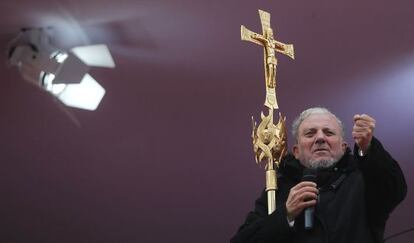 El l&iacute;der de los neocatecumenales, Kiko Arg&uuml;ello, se dirige a los fieles en la plaza de Col&oacute;n.