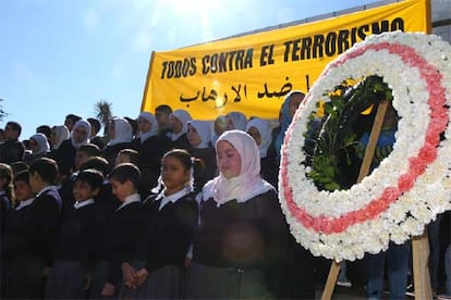 Flanqueados por dos coronas de flores blancas y rojas, y delante de una gran pancarta en la que se podía leer en castellano y en árabe "Todos contra el terrorismo", una treintena de escolares musulmanes, en representación de la comunidad islámica de Madrid, recuerdan en silencio a las víctimas del 11-M en la mezquita de la M-30.