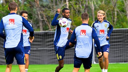 Alexander Isak en el centro de un rondo este martes, con la selección de Suecia.