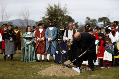 Vecinos de Villanueva de la Sierra (C&aacute;ceres), vestidos de &eacute;poca, celebran ayer la fiesta del &aacute;rbol.