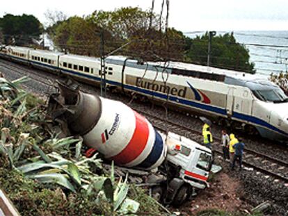 Accidente de un camión cerca de las vías del tren