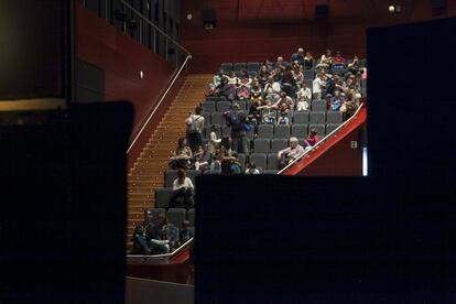 El público casi llenó el teatro del Bosque. Durante las funciones con niños es habitual el runrún, "hay que trabajar con ello e incluso te estimula", asegura el actor argentino Esteban Pico, que da vida a Nicanor, el titiritero protagonista de la obra.