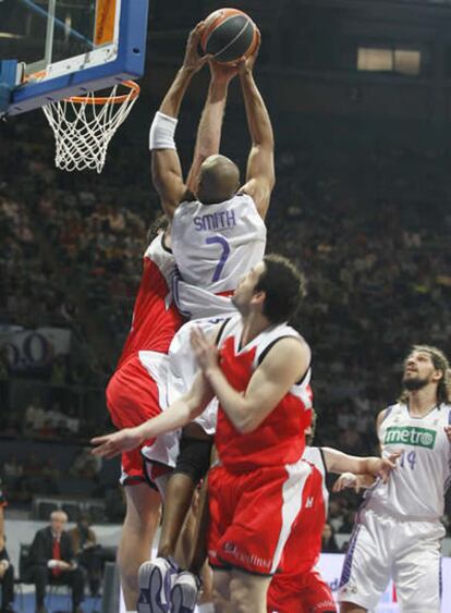 El jugador del Real Madrid Smith tapona a Rubio, del Ricoh Manresa, durante el partido de la decimoquinta jornada de la liga ACB de baloncesto que ambos equipos disputaron hoy en el palacio de Vistalegre de Madrid.