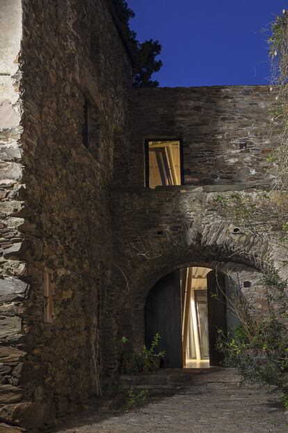 Acceso a la vivienda en la que las arquitectas rehicieron el forjado entre los pisos y ampliaron la presencia de los patios injertando carpinterías metálicas y cerramientos de vidrio.