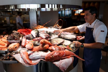Pablo Sánchez junto al mostrador con marisco y pescado.