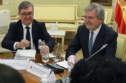 El ministro de Educación, Íñigo Méndez de Vigo, junto al secretario de Estado, Marcial marín (izq.) en una reunión reciente.
