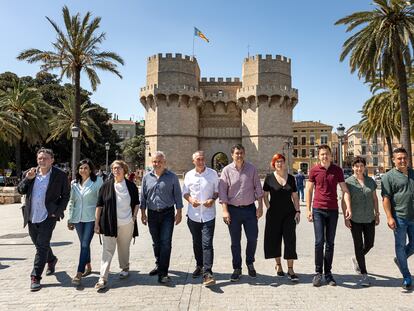 Representantes de Compromís, Más País, Més por Mallorca, Verdes Equo y la Chunta Aragonesista, este lunes frente a las torres de Serranos de Valencia.