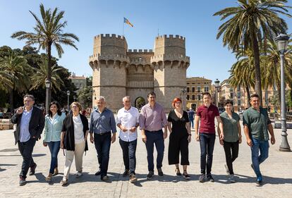 Representantes de Compromís, Más País, Més por Mallorca, Verdes Equo y la Chunta Aragonesista, este lunes frente a las torres de Serranos de Valencia.