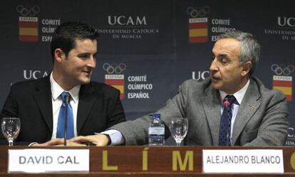 El palista gallego David Cal junto al presidente del COE, Alejandro Blanco.