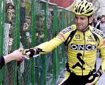 Abraham Olano firma un autógrafo durante la Vuelta a Valencia, el año pasado.