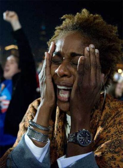 Una simpatizante de Obama en el Grant Park de Chicago, después de que las cadenas de televisión dieran por ganador al demócrata.