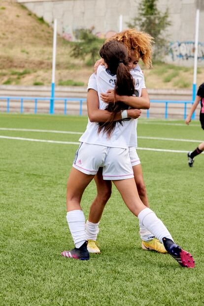 Vicky López celebra una victoria con su compañera de equipo Cristina Librán.