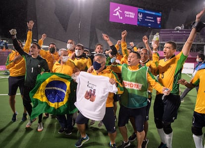 A equipe de Futebol de 5 do Brasil celebra mais um ouro.