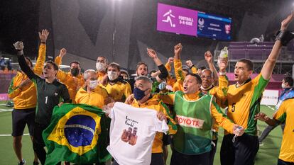 A equipe de Futebol de 5 do Brasil celebra mais um ouro.