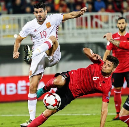 Berat Djimsiti y Diego Costa, luchan por la pelota.