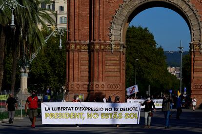 Pancarta de apoyo el presidente de la Generalitat.