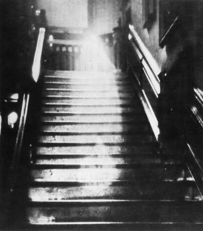 El fantasma que supuestamente apareció en varias ocasiones en Raynham Hall, en Norfolk, Inglaterra, conocido como La Dama Marrón, en una imagen tomada el 9 de septiembre de 1936 por Hubert C. Provand e Indre Shira.
