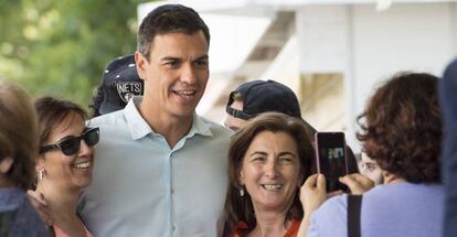 Pedro Sánchez se fotografía durante su visita a la Feria del Libro de Madrid.