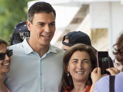 Pedro S&aacute;nchez se fotograf&iacute;a durante su visita a la Feria del Libro de Madrid. 