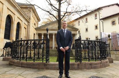 Iñigo Urkullu posa el pasado día 15 ante el árbol de Gernika tras jurar su cargo de 'lehendakari'.