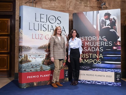 Luz Gabás (izquierda), ganadora del premio Planeta 2022, y Cristina Campos, finalista, en la presentación de los galardones el pasado 8 de noviembre en Madrid.