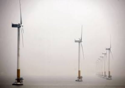 Molinos de viento emplazados cerca de la costa en el mar. EFE/Archivo